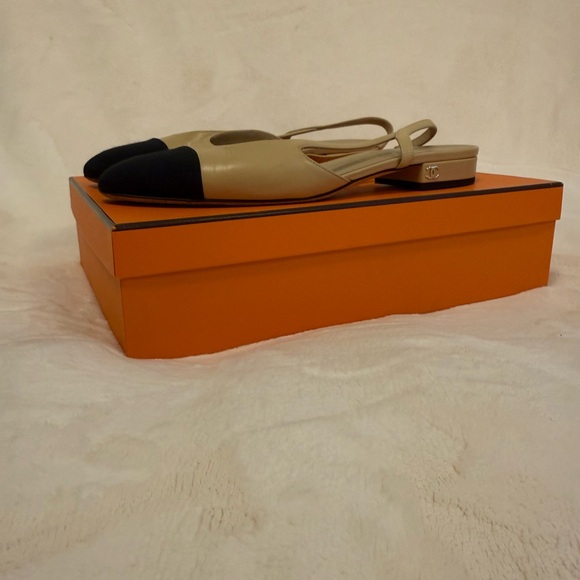 CHANEL Beige and Black Slingback Flats - Picture 2 of 7